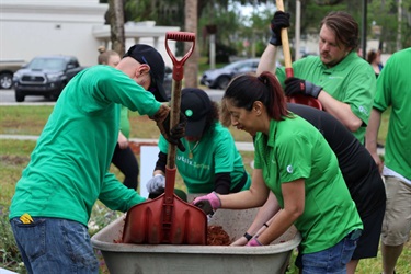 Publix Serves volunteers laying mulch