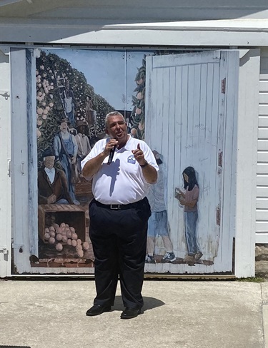 Mayor Michael Holland introducing the unveiling of the Citrus Museum mural
